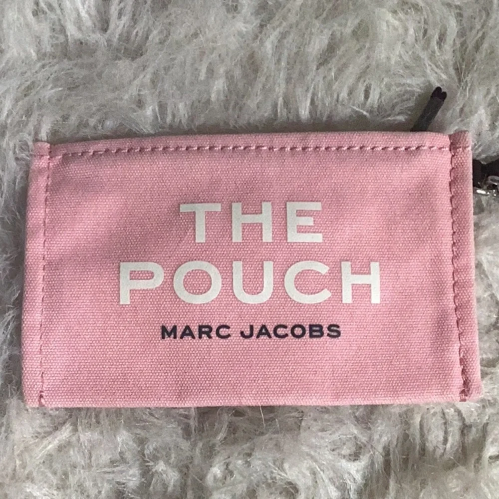 Marc Jacob’s x Peanuts Snoopy Pink Canvas Graphic Print Pouch Wristlet E…